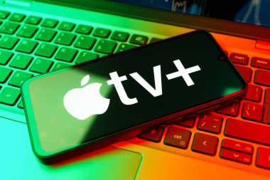 Prag, Çek Cumhuriyeti - 02 21 2025: Apple TV + logosunu gösteren dizüstü bilgisayar.