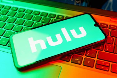 Prag, Çek Cumhuriyeti - 02 21 2025: Hulu logosunu gösteren dizüstü bilgisayar.