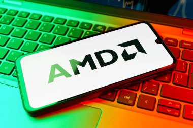 Prag, Çek Cumhuriyeti - 02 21 2025: Yüzeyde AMD logosu gösteren dizüstü bilgisayar.