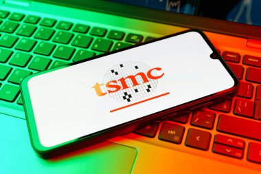 Prag, Çek Cumhuriyeti - 02 21 2025: TSMC logosunu gösteren dizüstü bilgisayar.