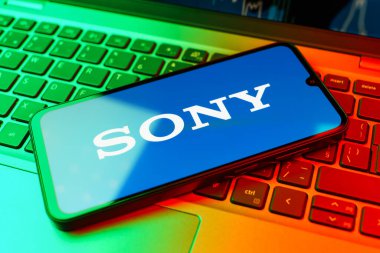 Prag, Çek Cumhuriyeti - 02 21 2025: Sony logosunu gösteren dizüstü bilgisayar.
