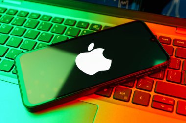 Prag, Çek Cumhuriyeti - 02 21 2025: Apple logosunu gösteren dizüstü bilgisayar.