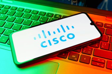 Prag, Çek Cumhuriyeti - 02 21 2025: Cisco logosunu gösteren dizüstü bilgisayar.