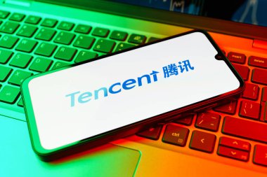Prag, Çek Cumhuriyeti - 02 21 2025: Tencent logosunu gösteren dizüstü bilgisayar.