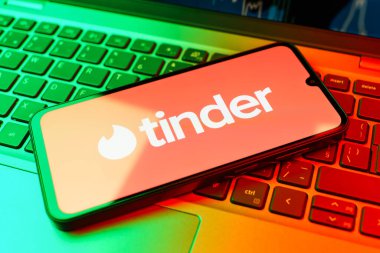 Prag, Çek Cumhuriyeti - 02 21 2025: Tinder logosunu gösteren dizüstü bilgisayar.