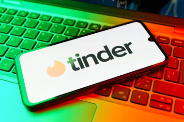 Prag, Çek Cumhuriyeti - 02 21 2025: Tinder logosunu gösteren dizüstü bilgisayar.