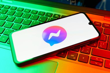 Prag, Çek Cumhuriyeti - 02-21-2025: Elçi logosunu gösteren dizüstü bilgisayar.