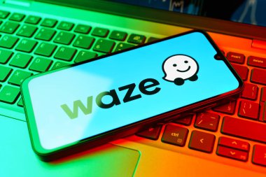 Prag, Çek Cumhuriyeti - 02 21 2025: Waze logosunu gösteren dizüstü bilgisayar.