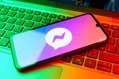 Prag, Çek Cumhuriyeti - 02-21-2025: Elçi logosunu gösteren dizüstü bilgisayar.