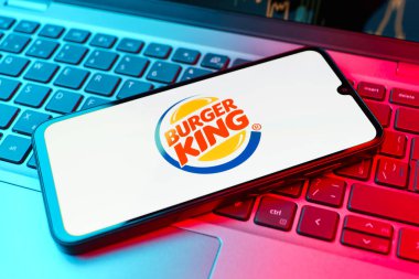 Prag, Çek Cumhuriyeti - 02 21 2025: Burger King logosunu gösteren dizüstü bilgisayar.