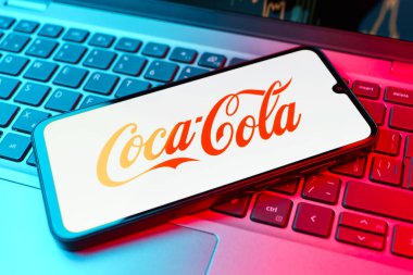 Prag, Çek Cumhuriyeti - 02 21 2025: Coca-Cola logosunu gösteren dizüstü bilgisayar.