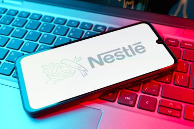 Prag, Çek Cumhuriyeti - 02 21 2025: Nestle logosunu gösteren dizüstü bilgisayar.
