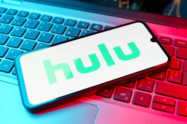 Prag, Çek Cumhuriyeti - 02 21 2025: Hulu logosunu gösteren dizüstü bilgisayar.