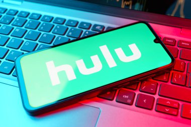Prag, Çek Cumhuriyeti - 02 21 2025: Hulu logosunu gösteren dizüstü bilgisayar.