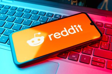 Prag, Çek Cumhuriyeti - 02 21 2025: Reddit logosunu gösteren dizüstü bilgisayar.