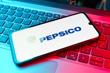 Prag, Çek Cumhuriyeti - 02 21 2025: Pepsico logosunu gösteren dizüstü bilgisayar.