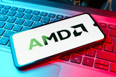 Prag, Çek Cumhuriyeti - 02 21 2025: Yüzeyde AMD logosu gösteren dizüstü bilgisayar.