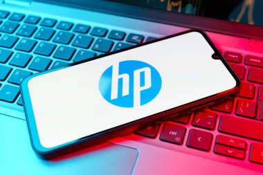 Prag, Çek Cumhuriyeti - 02-21-2025: Hewlett-Packard logosunu gösteren dizüstü bilgisayar.