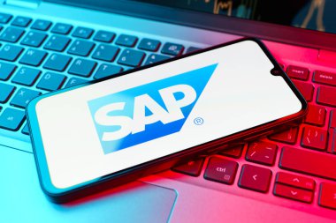 Prag, Çek Cumhuriyeti - 02 21 2025: SAP logosunu gösteren dizüstü bilgisayar.