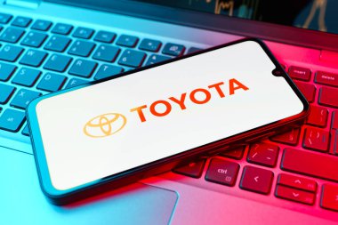 Prag, Çek Cumhuriyeti - 02 21 2025: Toyota logosunu gösteren dizüstü bilgisayar.