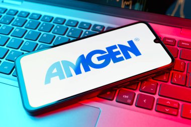 Prag, Çek Cumhuriyeti - 02 21 2025: Amgen logosunu gösteren dizüstü bilgisayar.