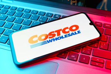 Prag, Çek Cumhuriyeti - 02 21 2025: Costco logosunu gösteren dizüstü bilgisayar.