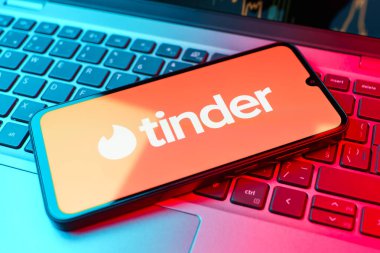 Prag, Çek Cumhuriyeti - 02 21 2025: Tinder logosunu gösteren dizüstü bilgisayar.