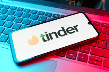 Prag, Çek Cumhuriyeti - 02 21 2025: Tinder logosunu gösteren dizüstü bilgisayar.