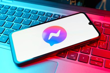 Prag, Çek Cumhuriyeti - 02-21-2025: Elçi logosunu gösteren dizüstü bilgisayar.