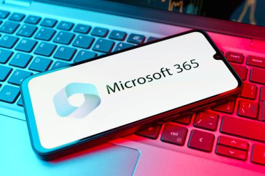 Prag, Çek Cumhuriyeti - 02 21 2025: Microsoft 365 logosunu gösteren dizüstü bilgisayar.