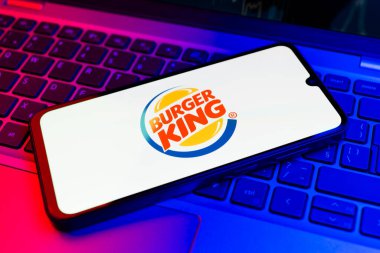 Prag, Çek Cumhuriyeti - 02 21 2025: Burger King logosunu gösteren dizüstü bilgisayar.