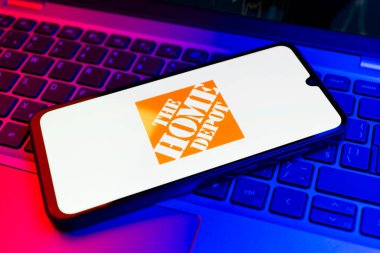 Prag, Çek Cumhuriyeti - 02 21 2025: Ev Deposu logosunu gösteren dizüstü bilgisayar.