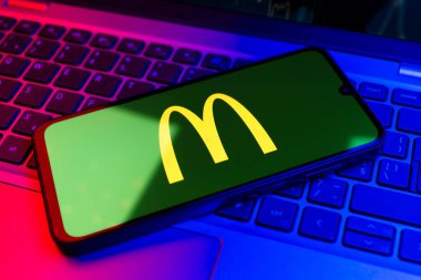 Prag, Çek Cumhuriyeti - 02 21 2025: McDonalds logosunu gösteren dizüstü bilgisayar.