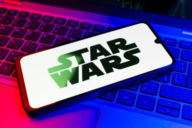 Prag, Çek Cumhuriyeti - 02 21 2025: Yıldız Savaşları logosunu gösteren dizüstü bilgisayar.