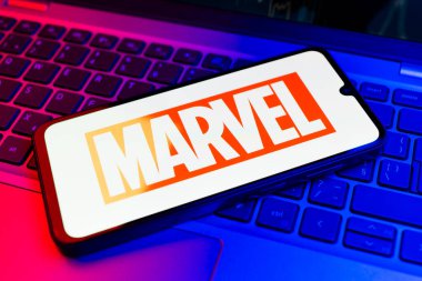 Prag, Çek Cumhuriyeti - 02 21 2025: Marvel logosunu gösteren dizüstü bilgisayar.