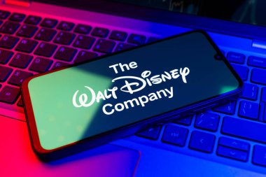 Prag, Çek Cumhuriyeti - 02 21 2025: Walt Disney logosunu gösteren dizüstü bilgisayar.