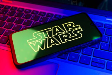 Prag, Çek Cumhuriyeti - 02 21 2025: Yıldız Savaşları logosunu gösteren dizüstü bilgisayar.