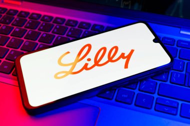 Prag, Çek Cumhuriyeti - 02 21 2025: Diz üstü bilgisayarda Eli Lilly logosu görünüyor.