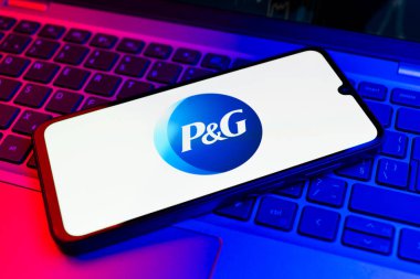 Prag, Çek Cumhuriyeti - 02 21 2025: Procter ve Gamble logosunu gösteren dizüstü bilgisayar.