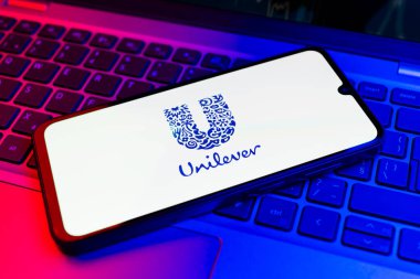 Prag, Çek Cumhuriyeti - 02 21 2025: Dizüstü bilgisayarda Unilever logosu görülüyor.