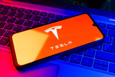 Prag, Çek Cumhuriyeti - 02 21 2025: Tesla logosunu gösteren dizüstü bilgisayar.