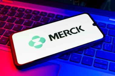 Prag, Çek Cumhuriyeti - 02 21 2025: Merck logosunu gösteren dizüstü bilgisayar.