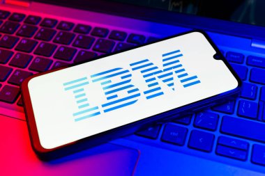 Prag, Çek Cumhuriyeti - 02 21 2025: Yüzeyde IBM logosu gösteren dizüstü bilgisayar.