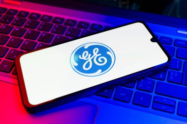 Prag, Çek Cumhuriyeti - 02 21 2025: Laptop yüzeyde Genel Elektrik logosunu gösteriyor.