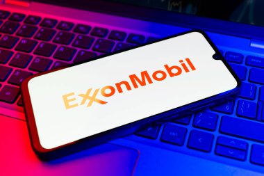 Prag, Çek Cumhuriyeti - 02 21 2025: Exxon Mobil logosunu gösteren dizüstü bilgisayar.