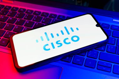 Prag, Çek Cumhuriyeti - 02 21 2025: Cisco logosunu gösteren dizüstü bilgisayar.