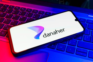 Prag, Çek Cumhuriyeti - 02 21 2025: Danaher logosunu gösteren dizüstü bilgisayar.