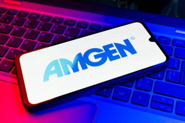 Prag, Çek Cumhuriyeti - 02 21 2025: Amgen logosunu gösteren dizüstü bilgisayar.