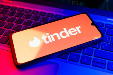 Prag, Çek Cumhuriyeti - 02 21 2025: Tinder logosunu gösteren dizüstü bilgisayar.
