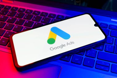 Prag, Çek Cumhuriyeti - 02 21 2025: Google Ads logosunu gösteren dizüstü bilgisayar.